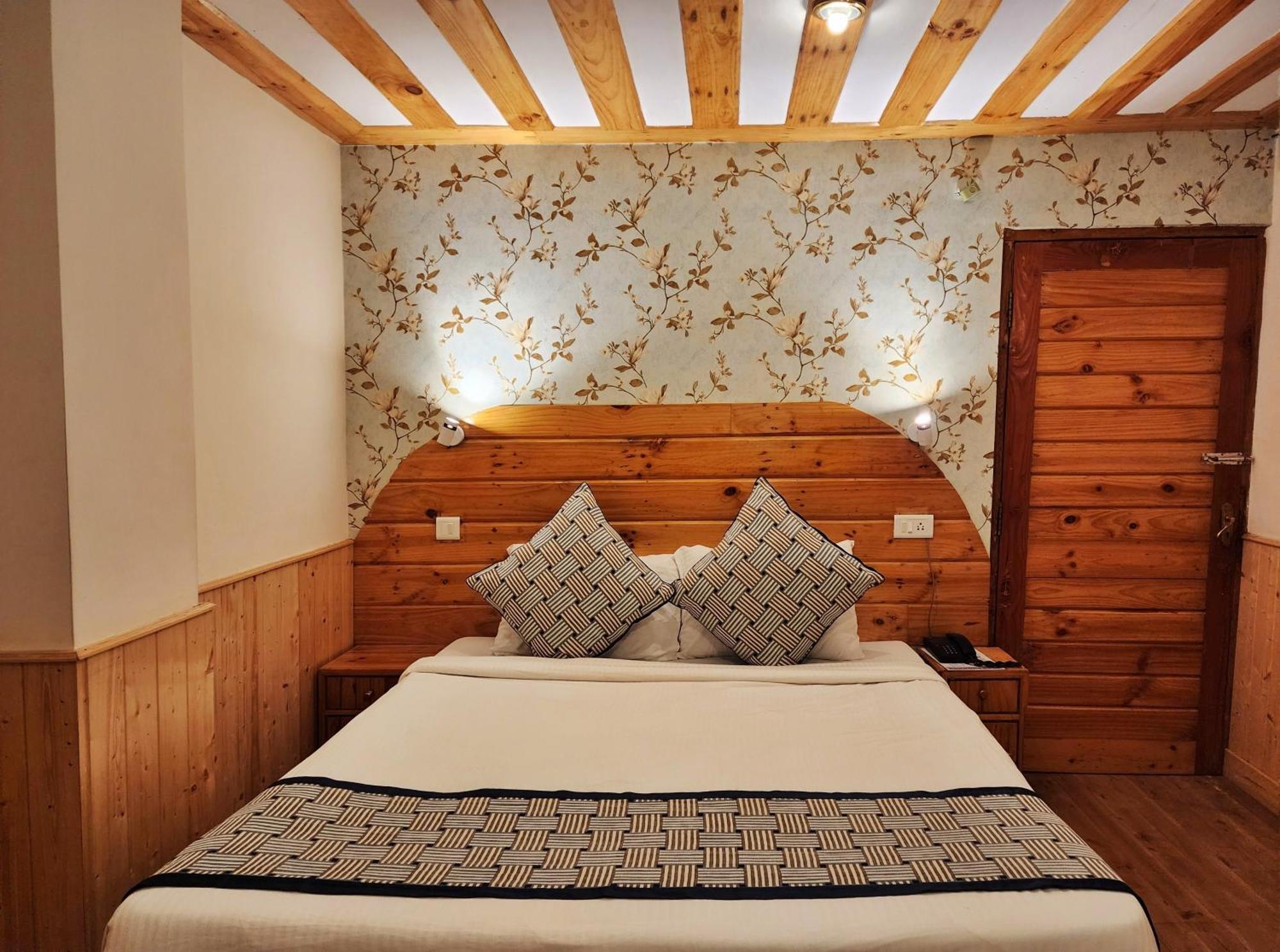 Hotel Pineview Shimla Exterior photo